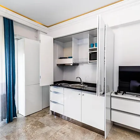 Apartment Deja Blue White Tower