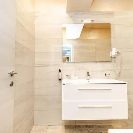 Deja Blue White Tower Apartment Mamaia